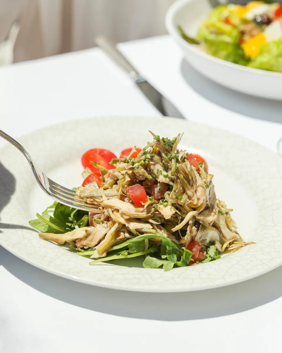 Artichoke salad with cherry tomatoes and rocket